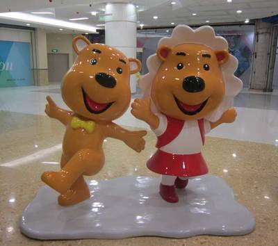 玻璃钢美陈熊雕塑让深圳商场更美丽